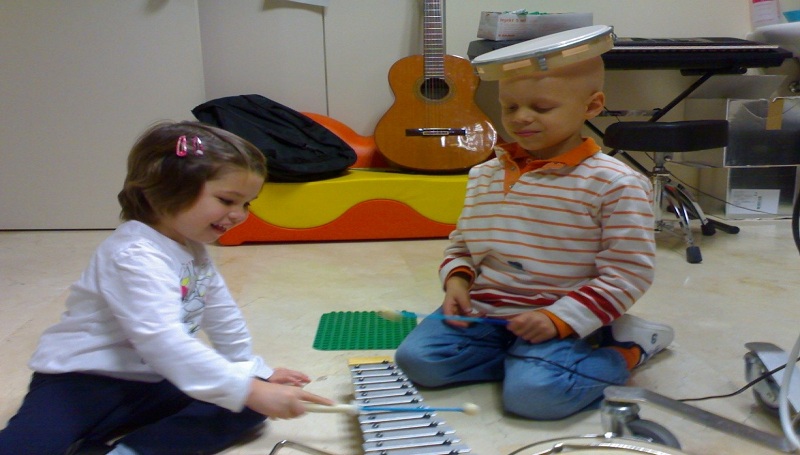 musicoterapia en el autismo ayuda apoyo niño niños niña discapacidad autismo