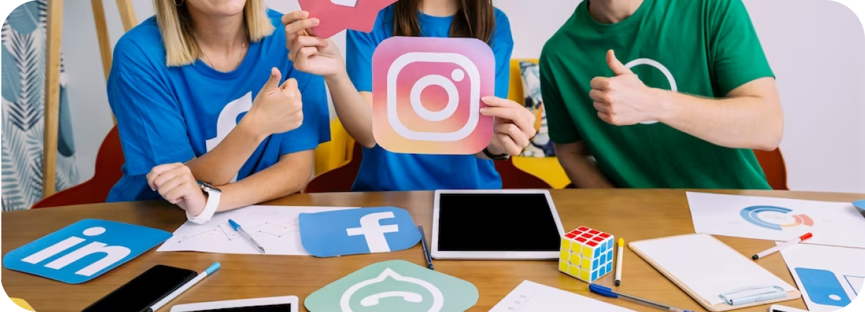 Tres personas conversan mientras en el medio de la imagen se muestra el logo de instagram