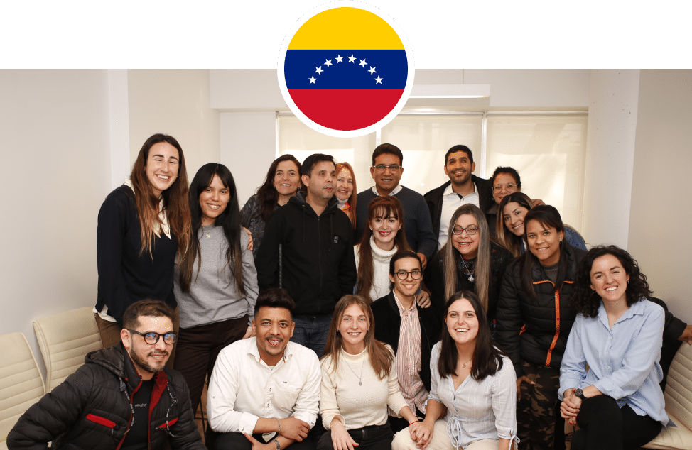 Imagen del encuentro de personas venezolanas con discapacidad en Buenos Aires, además se ve una bandera de Venezuela en la parte superior