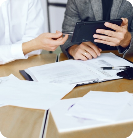 Personas analizando documentos, reflejando inclusión financiera