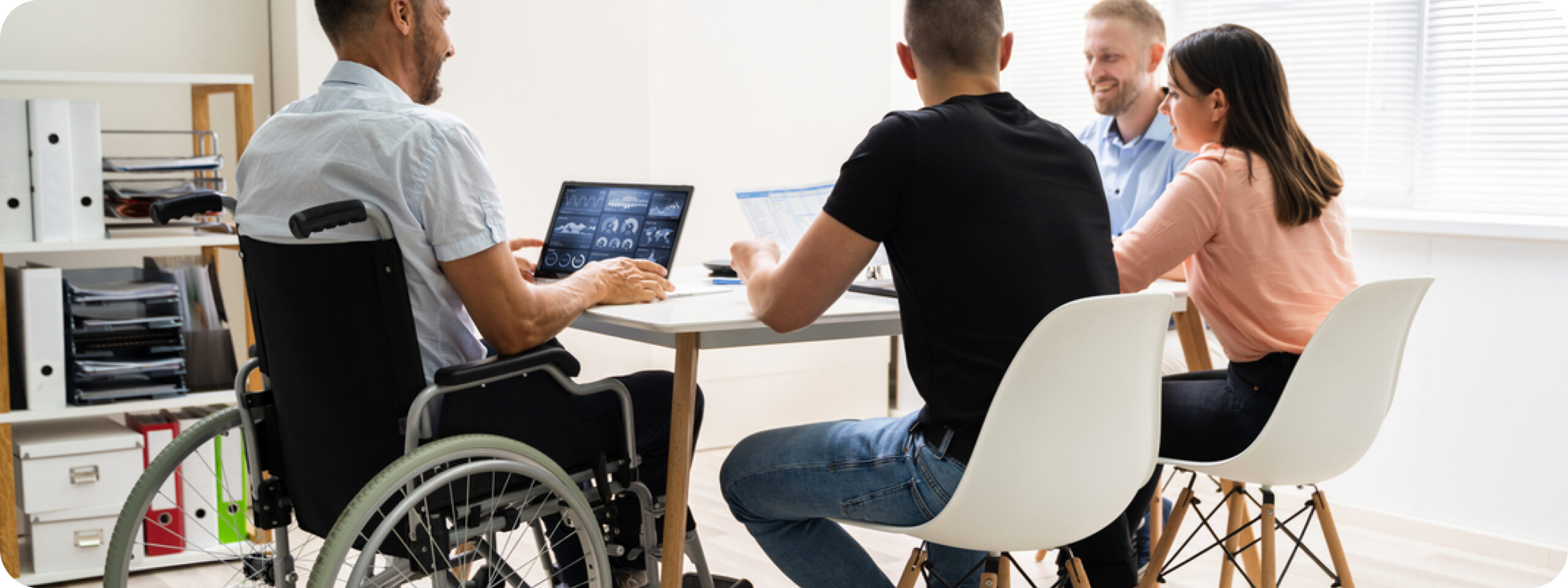 Hombre adulto con Asperger usando audifonos