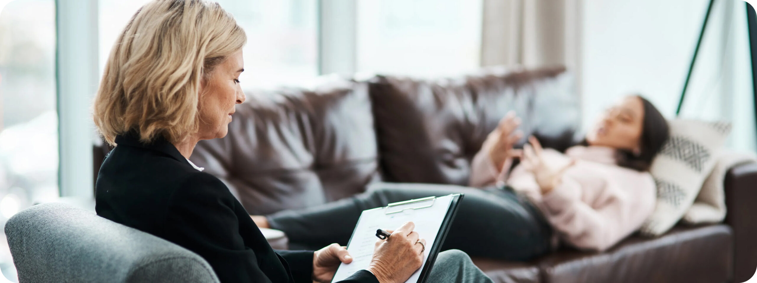 Psicologia-asperger Persona con Asperger en consulta con una psicologa