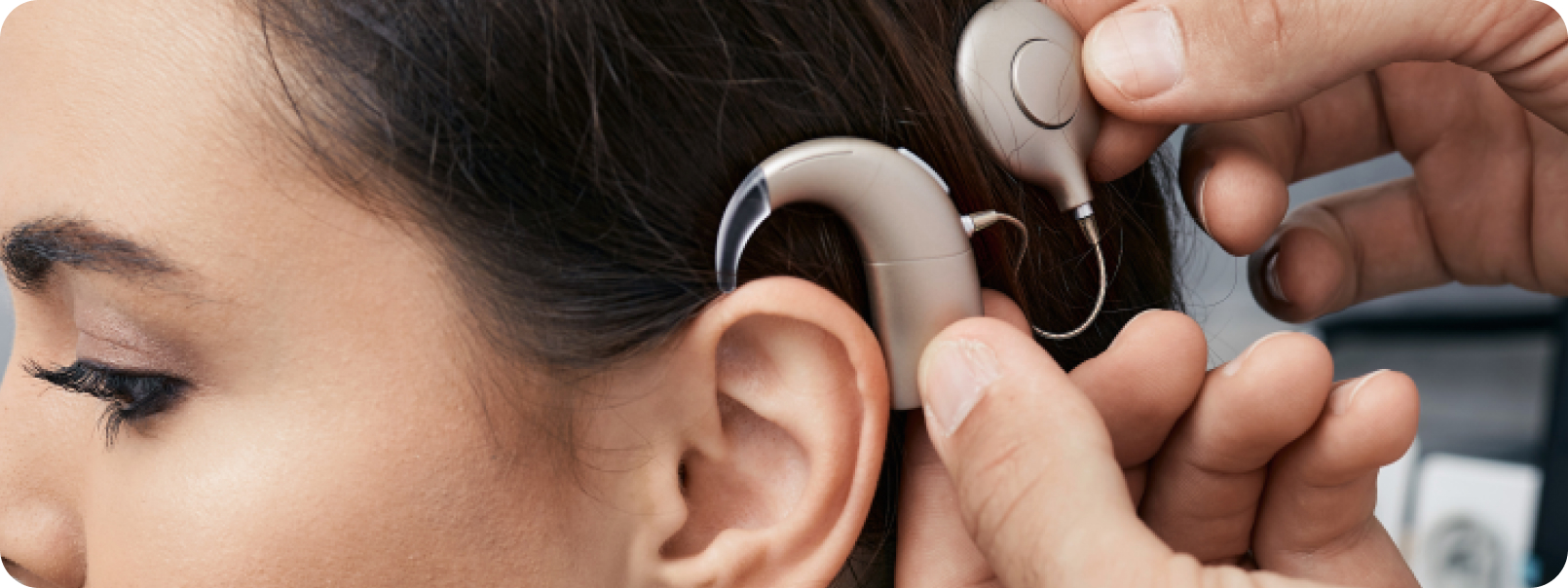 Mujer de cabello negro usando un implante coclear