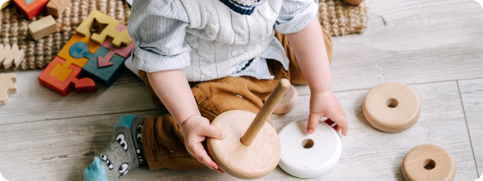 Niño jugando con círculos de madera de diferentes tamaños