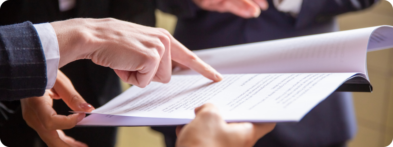 Mujer de cabello negro usando un implante coclear