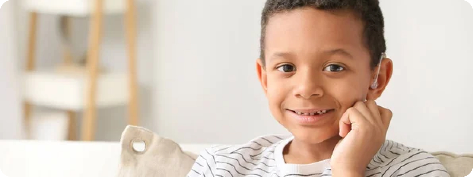 Un adulto y un niño en terapia de lenguaje