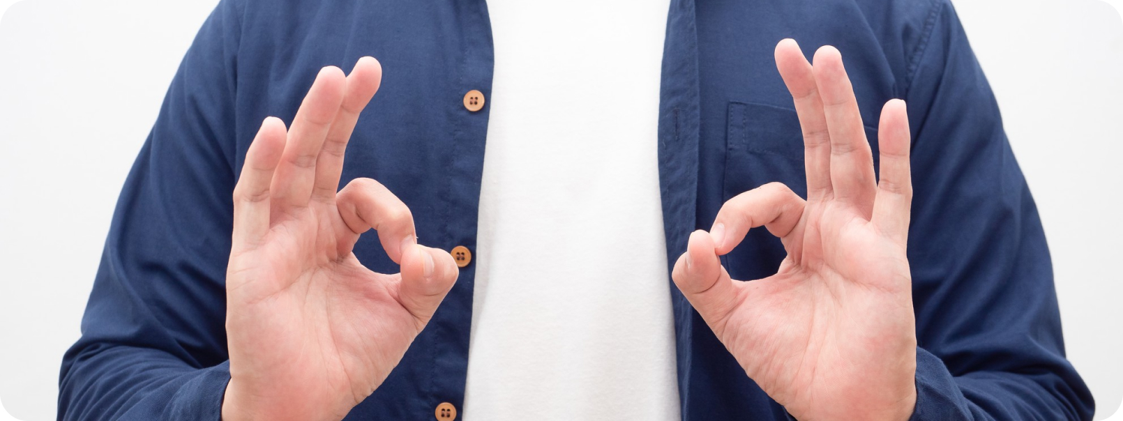 Un adulto y un niño en terapia de lenguaje