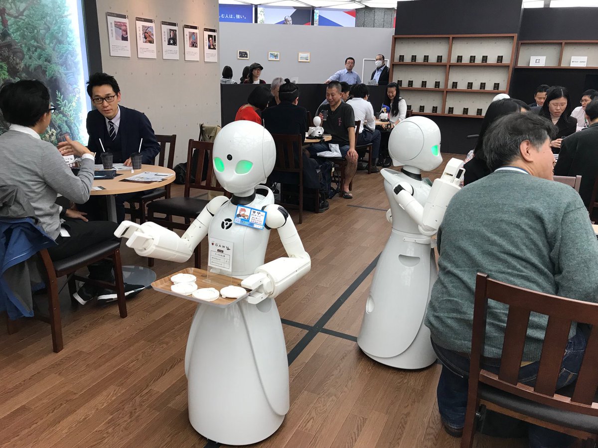 Cafeteria japonesa con robots atendiendo