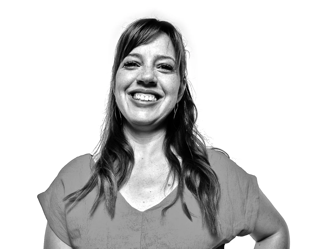 Retrato en blanco y negro de una mujer sonriente con pecas